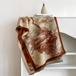 Détail du motif Toile de Jouy sur écharpe en cachemire imitation avec franges grises