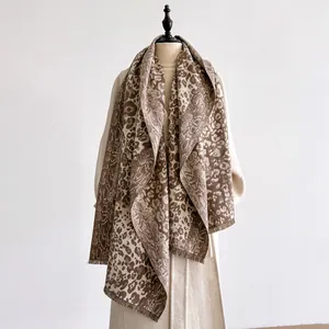 Détail de l'écharpe jacquard léopard avec des bords à franges fins et une texture épaisse
