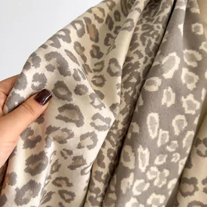 Écharpe chic à imprimé léopard jacquard beige et gris avec franges douces