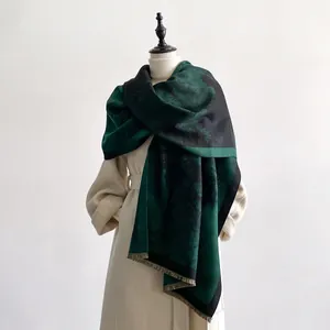 Châle style peinture à l'encre effet cachemire avec franges sur un manteau beige