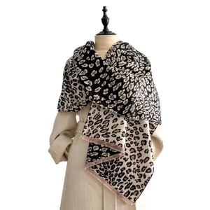 Écharpe chic à motif léopard jacquard avec franges douces pour l'hiver
