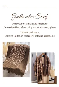 Dettaglio macro del ricamo leopardato e frange sulla sciarpa in finto cashmere