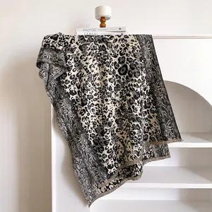 Détail de l'écharpe jacquard léopard avec franges douces et texture effet cachemire