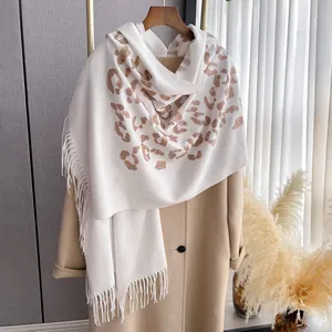 Elegante sciarpa leopardata, scialle color crema effetto cashmere con lunghe frange