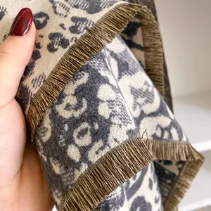 Écharpe léopard confortable avec franges douces pour accessoire de mode hiver femme