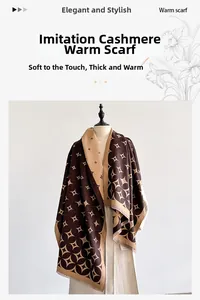 Dettagli della sciarpa in finto cashmere con motivo geometrico a stelle e frange