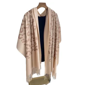 Scialle in cashmere da donna con stampa leopardata e frange eleganti beige e marrone