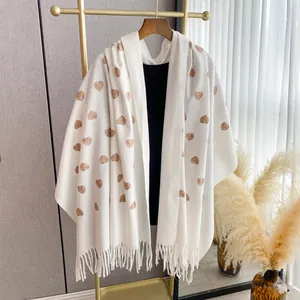 Scialle color crema effetto cashmere con ricami a cuore e orlo con frange eleganti
