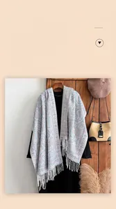 Détail d'un châle cachemire à motif paisley avec de longues franges et un style ethnique