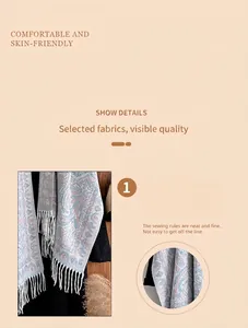 Détail d'un châle paisley bohème montrant les coutures fines et la texture des franges