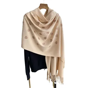 Sciarpa beige effetto cashmere con stampa a cuori e frange su gruccia