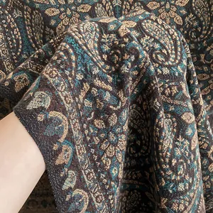 Détail de tissu jacquard cachemire épais avec franges et motifs bleus et bruns