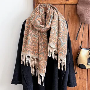 Détail du motif cachemire vintage sur une écharpe d'hiver épaisse à franges