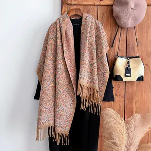 Détails du motif paisley de l'écharpe effet cachemire avec des franges élégantes