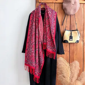 Écharpe ethnique à motif paisley et franges assortie à un manteau d'hiver en laine
