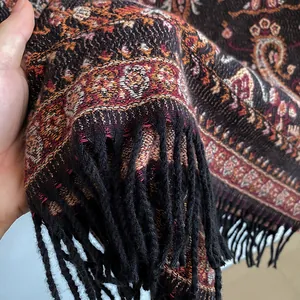 Gros plan sur le châle bohème en cachemire avec motif paisley et détails de franges
