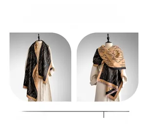 Doppio stile di sciarpa in cashmere nero e kaki indossata come scialle e scaldacollo