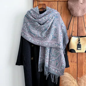 Détail du motif jacquard paisley et des franges sur ce châle ethnique coloré