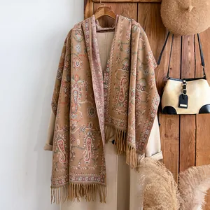 Châle poncho en cachemire avec motif paisley et franges pour un confort hivernal élégant