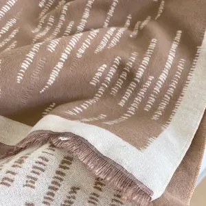 Sciarpa premium in cashmere beige e marrone con stampa elegante e frange corte
