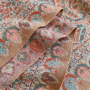 Châle jacquard ethnique à motif paisley avec tissage complexe et tons chauds