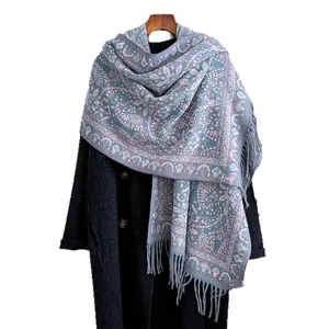 Écharpe bleue à motif cachemire jacquard avec franges sur un cintre en bois