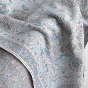 Châle pashmina élégant à motif cachemire et franges aux tons bleu et rose