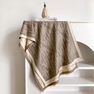 Sciarpa minimalista bicolore caffè e crema in finto cashmere con nappe ed eleganti frange