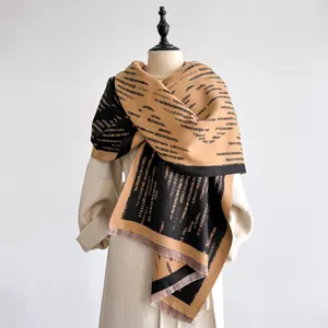 Elegante Sciarpa in Poliestere Simil-Cashmere da Donna con Stampa Lettere Astratte Scialle Caldo con Nappina Moda Inverno
