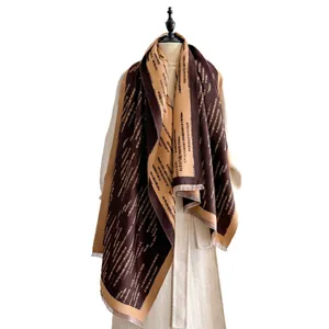 Sciarpa scialle da donna effetto cashmere con motivo a blocchi di colore e nappe