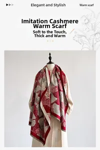 Dettaglio della morbida sciarpa pashmina con motivo a foglie di ginkgo rosse e bianche