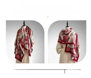 Dettaglio del motivo a foglie di ginkgo sulla spessa sciarpa di cashmere double-face