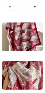Dettaglio del motivo ginkgo su tessuto effetto cashmere con frange sottili