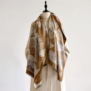 Sciarpa invernale pashmina con motivo a foglie di ginkgo color caramello e latte con frange