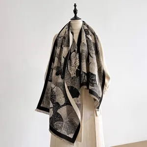 Dettaglio della trama della sciarpa in finto cashmere con motivo di foglie di ginkgo