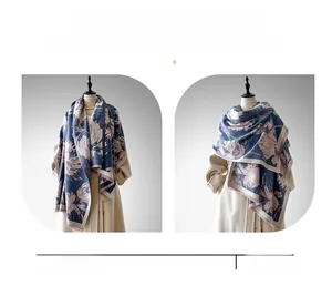 Dettaglio di sciarpa in cashmere floreale con trama blu navy e nappe rifinite