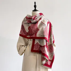 Dettaglio della trama a foglie di ginkgo su sciarpa in finto cashmere con nappe fini