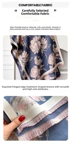 Dettaglio di sciarpa in finto cashmere con motivo floreale e frange sottili rifinite