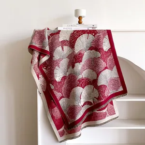 Sciarpa morbida con motivo a foglie di ginkgo rosso e grigio e piccole frange