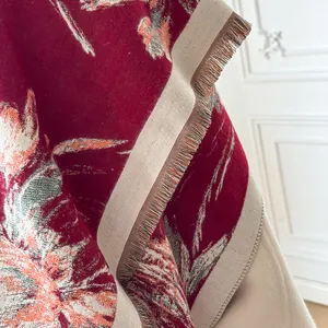 Dettaglio del tessuto jacquard spesso con bordo a frange e motivo floreale vintage