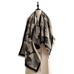 Elegante sciarpa reversibile con motivo a foglie di ginkgo bianco e nero con frange