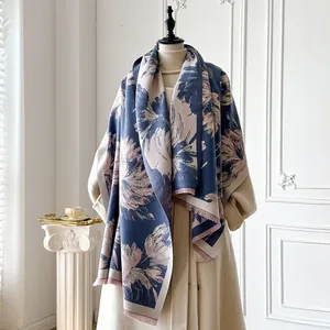 Dettaglio della sciarpa in cashmere retrò con fiori blu e rosa e nappe decorative