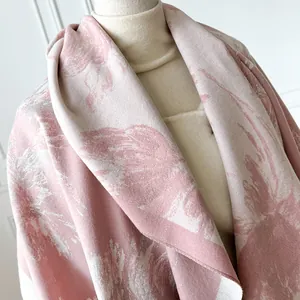 Scialle jacquard rosa e beige con trama simile al cashmere e motivi floreali morbidi