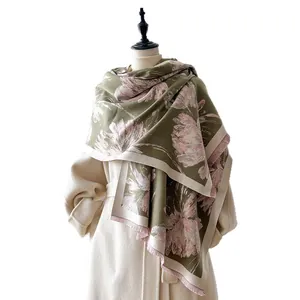 Sciarpa effetto cashmere verde oliva con motivo floreale rosa e frange in vista drappeggiata