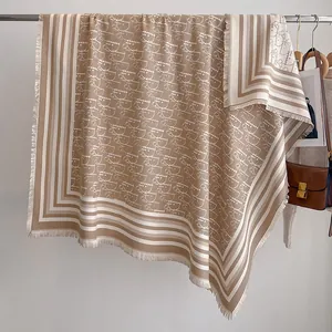 Luxuriöser Jacquard-Schal in Kaschmir-Optik mit Buchstabenmuster und Fransen in Khaki