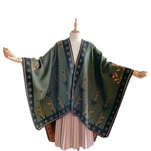 Etnische gebreide sjaalponcho in donkergroen met bloemenjacquard en open voorkant