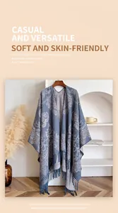 Détails macro du motif jacquard paisley et des franges sur un châle en laine bleu foncé
