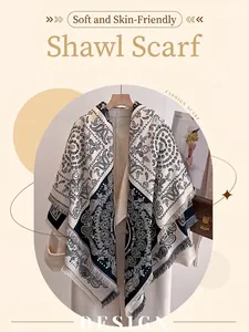 Détail d'un châle en imitation cachemire avec motif cachemire noir et blanc et franges fines