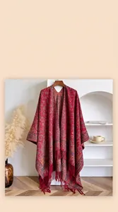 Detalle del chal rojo jacquard con diseño de cachemir y suaves flecos para el invierno