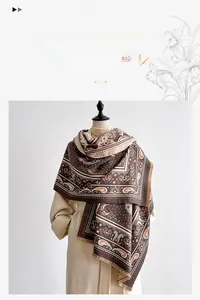 Detailaufnahme von Retro-Paisleymuster auf dickem, weichem Schal in Kaschmir-Optik